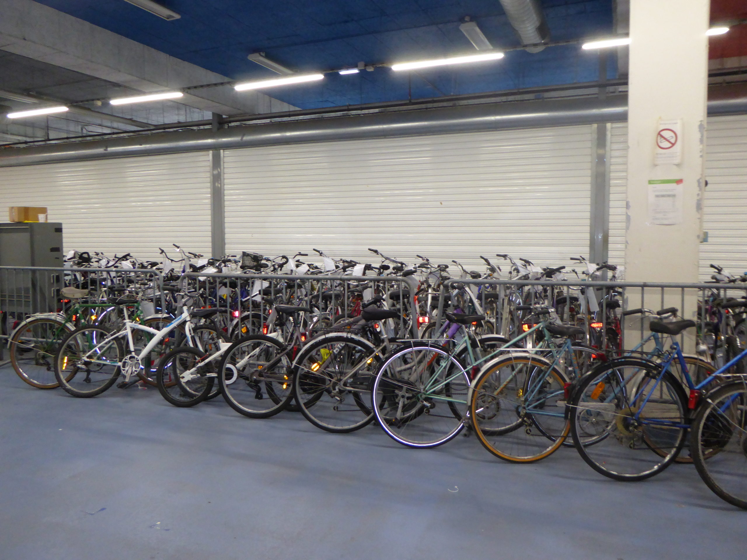 De nombreux vélos stationnés dans la halle du marché de Neudorf